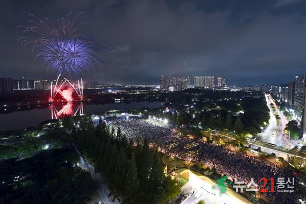 NSP통신-2025고양호수예술축제 불꽃놀이 (사진 = 고양시)