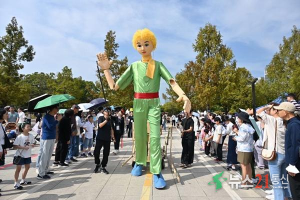 NSP통신-2025고양호수예술축제_왁자지껄 유랑단의 퍼레이드 공연 (사진 = 고양시)