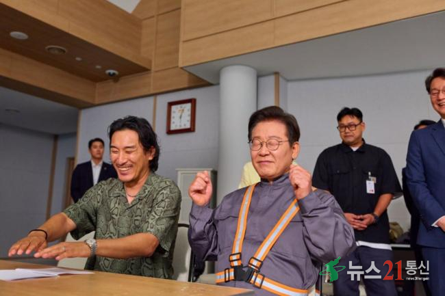 이재명 대통령은 2일 인스타그램에 APEC 홍보영상 촬영 비하인드 컷을 공개했다. 이 대통령 인스타그램 갈무리