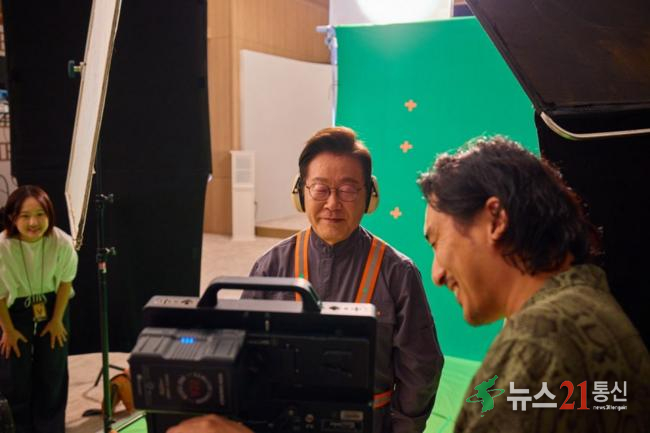 이재명 대통령은 2일 인스타그램에 APEC 홍보영상 촬영 비하인드 컷을 공개했다. 이 대통령 인스타그램 갈무리