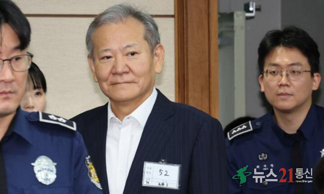 12·3 비상계엄 관련 언론사 단전·단수를 지시한 혐의로 구속기소 된 이상민 전 행정안전부 장관이 17일 오전 서울 서초구 서울중앙지방법원에서 열린 첫 공판에 출석하고 있다. 김태형 기자 xogud555@hani.c