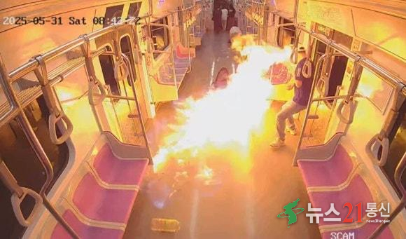 지난 5월 31일 오전 8시 43분쯤 60대 남성 원 모 씨가 지하철 5호선 여의나루역과 마포역 간 터널 구간을 달리는 열차에 불을 지르고 있다. [사진=서울남부지검 제공]