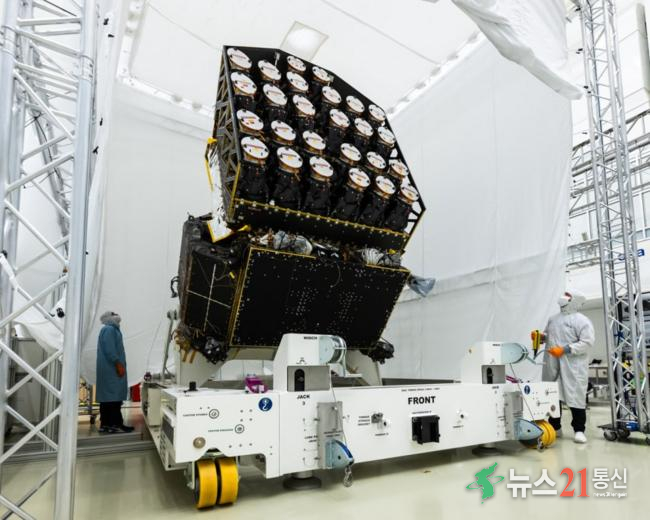 유럽우주국(ESA)이 개발한 ‘플라토 우주망원경’이 네덜란드 소재 유럽우주연구기술센터(ESTEC) 조립 시설에 입고돼 있다. ESA 제공