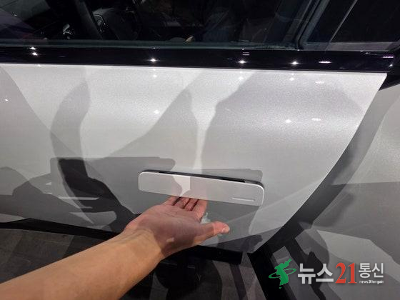 폴스타5의 전자식 도어핸들은 키를 가진 운전자가 접근시 자동으로 도어핸들이 돌출되는 형태다. 김효성 기자