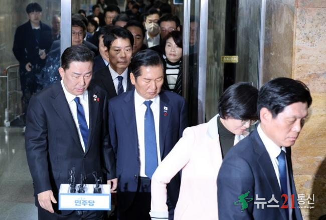 정청래 대표와 김병기 원내대표를 비롯한 더불어민주당 의원들이 8일 서울 여의도 국회에서 열린 비공개 의원총회를 마친 뒤 회의장을 나서고 있다.