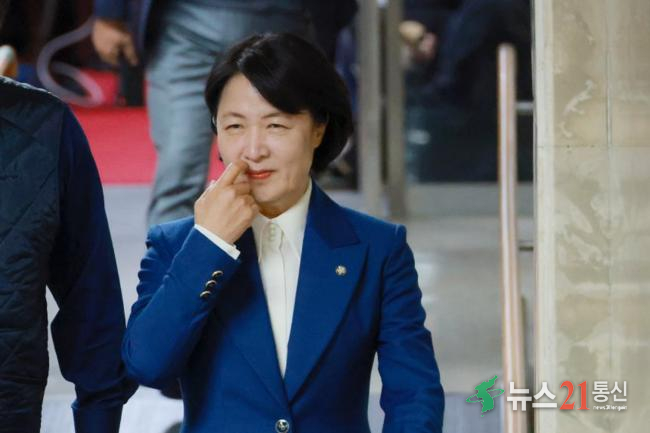 법제사법위원장인 더불어민주당 추미애 의원이 오늘(8일) 국회에서 열린 비공개 의원총회에 참석하고 있다.