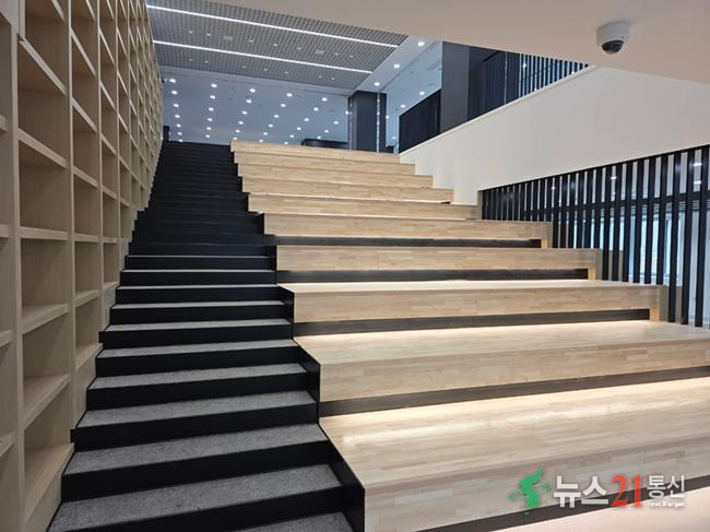 2-3층 북스텝 라운지