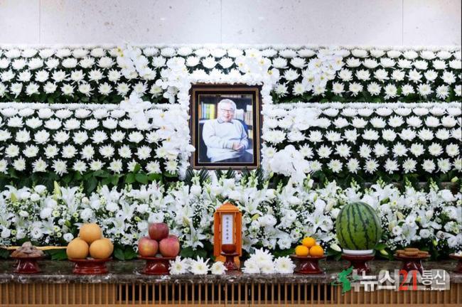 [서울=뉴시스] 사진공동취재단 = 25일 서울 송파구 풍납동 서울아산병원 장례식장에 배우 이순재의 빈소가 마련돼 있다. 2025.11.25. photo@newsis.com