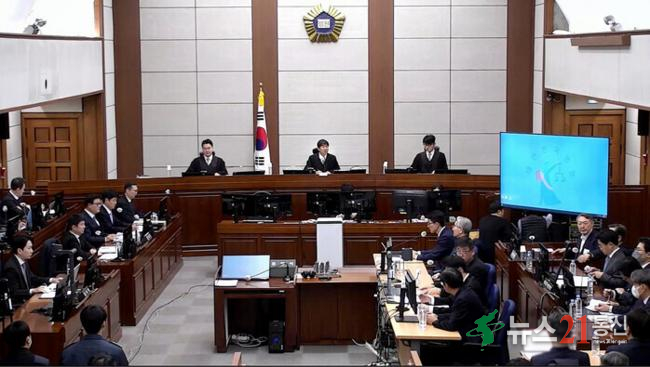 12·3 비상계엄 관련 내란 우두머리 혐의로 기소된 윤석열 전 대통령과 내란 중요임무 종사 혐의를 받는 김용현 전 국방부 장관 등 내란 관련자들이 9일 서초구 서울중앙지방법원 417호 형사대법정에서 열린 윤 전 대통