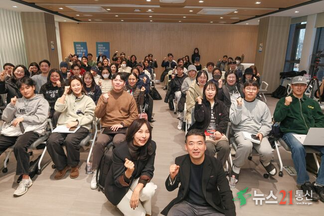 그림입니다. 원본 그림의 이름: 808A4213.jpg 원본 그림의 크기: 가로 2100pixel, 세로 1400pixel 사진 찍은 날짜: 2026년 01월 22일 오후 11:15 카메라 제조 업체 : Canon 카메라 모델 : Canon EOS R6m2 프로그램 이름 : PhotoScape F-스톱 : 8.0 노출 시간 : 1/125초 ISO 감도 : 2500 색 대표 : sRGB 노출 모드 : 수동 프로그램 노출 : 메뉴얼 노출 제어 모드 측광 모드 : 스팟 측광 플래시 모드 : 플래시 켬 EXIF 버전 : 0231